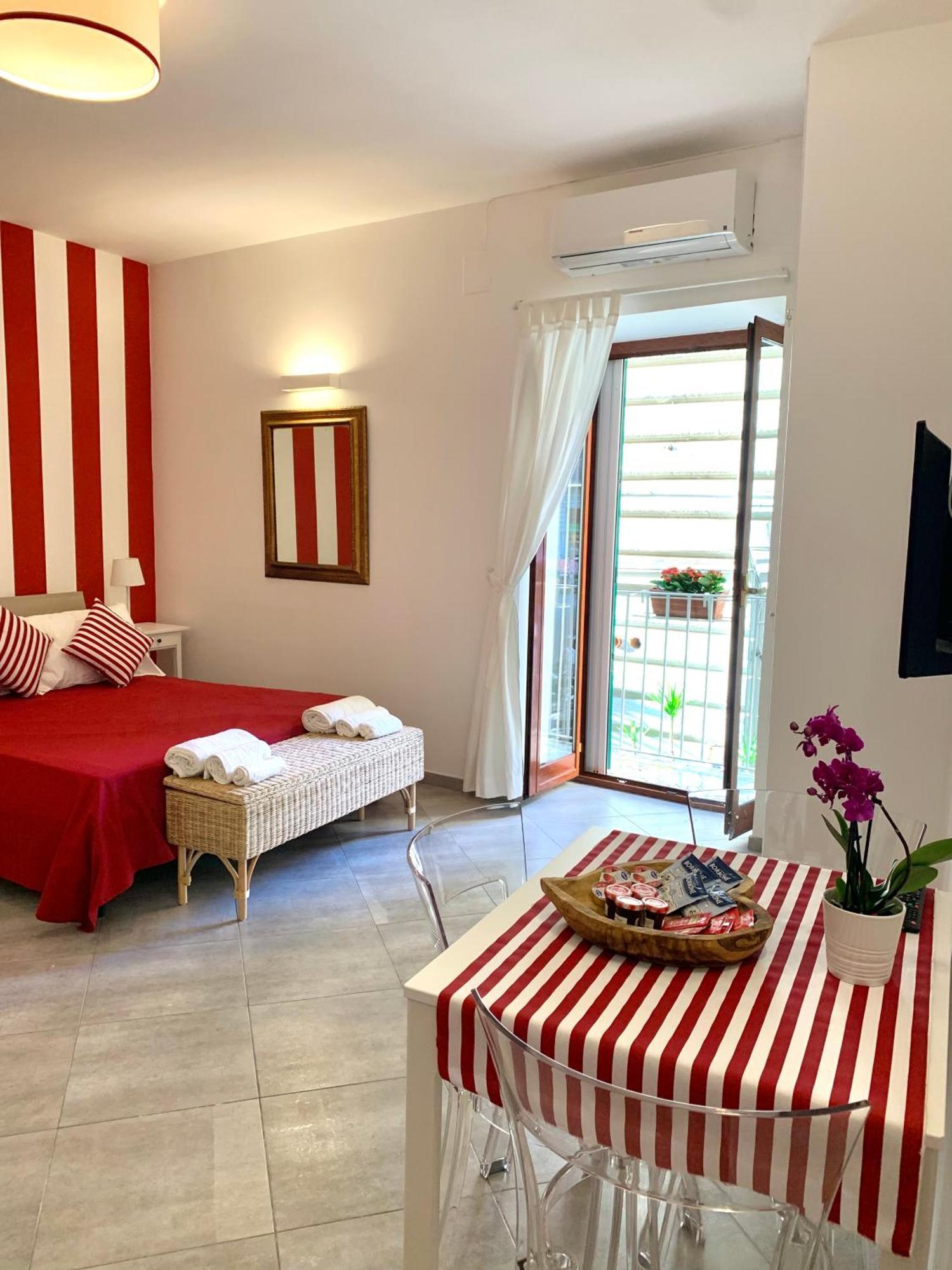 Casa Giulia, Nuovo Appartamento In Centro! Nápoles Exterior foto